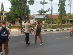 Polisi Ada Dimana Mana, Polsek Kdp Gatur Pagi Sambil Bantu Anak Sekolah Menyeberang Jalan