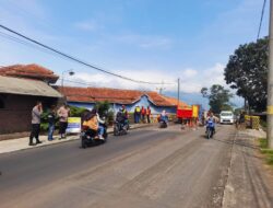Gelar “PATAKA”, Personil Polsek Cikijing Atur Lalu Lintas Saat Perbaikan Jalan Raya.