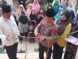 Bripka Aryanto, S.H., Kasium Polsek Maja, Memimpin Gunting Pita Peresmian Masjid Nurul Huda di Desa Anggrawati