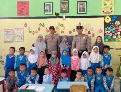 Polisi di Palasah Sambangi Sekolah TK di Desa Waringin