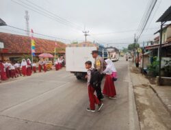 “Polisi Ada Dimana-mana” Wujud Kepedulian, Ps. Panit Samapta lll Polsek Cikijing Bantu Anak SD Menyebrang Jalan