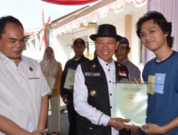 Bupati Majalengka Bersama ATR/BPN, Secara Simbolis Menyerahkan 150 Sertifikat Gratis