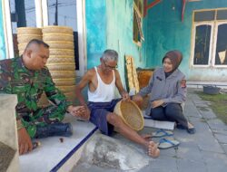 Sinergitas TNI-Polri: Kompak Sambangi Warga Pengrajin Anyaman dan Sampaikan Imbauan Kamtibmas