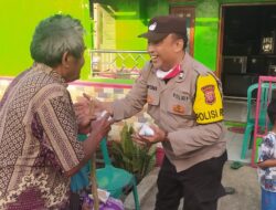Jumat Berkah, PS. Panit 1 Binmas Polsek Kdp Membagikan Makanan Pada Masyarakat