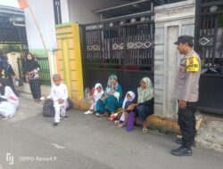 Bhabinkamtibmas Blusukan ke Pemukiman Warga, Sambangi Warganya dan Ajak Bersama-sama Menjaga Kamtibmas
