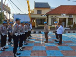 Kasi Propam Polres Majalengka Memberikan Arahan kepada Anggotanya di Lapangan Apel