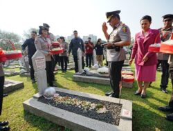 Jelang HUT Bhayangkara, Kapolri dan Jajaran Ziarah ke TMP Kalibata