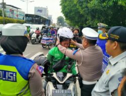 Polantas Bagikan Helm Bagi Pengendara yang Taat Aturan Lalin