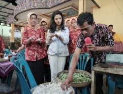 Penasehat DWP Kemenpora Serahkan Bantuan ke Petani Budi Daya Ulat Sutra Pakan Daun Singkong di Gunung Kidul