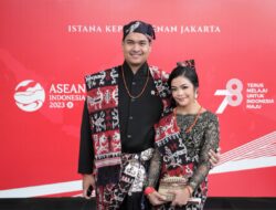 Ikuti Upacara HUT Ke-78 RI di Istana Merdeka, Menpora Dito Bersama Istri Kenakan Baju Adat Suku Sumba, NTT