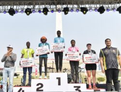 Menpora Dito Kalungkan Medali Pemenang Lomba Lari Jakarta Half Marathon 2023