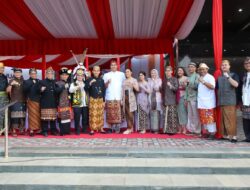 Menpora Dito Kenakan Baju Adat Bali, Keberagaman Nusantara Ditampilkan Pegawai Kemenpora Pada Upacara HUT ke-78 RI