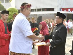 Menpora Dito Serahkan Penghargaan Satyalancana Karya Satya pada PNS Berdedikasi di Kemenpora