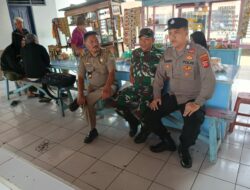 Wujud Sinergitas TNI-Polri, Bhabinkamtibmas Polsek Cikijing Patroli Bareng Babinsa Sambangi Terminal