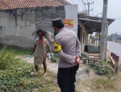 Bhabinkamtibmas Polsek Jatiwangi Menolong ODGJ yang menjadi korban tabrak lari