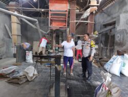 Bhabinkamtibmas Polsek Sukahaji Sambangi Pemilik Pabrik Penggilingan Padi di Desa Cikeusik