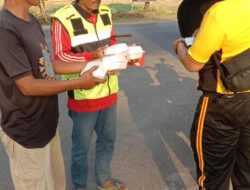 Jumat Berkah, PS. Panit 1 Binmas Polsek Kdp Membagikan Makanan Pada Masyarakat