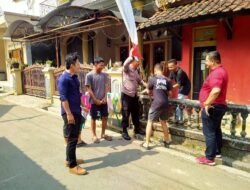 Dalam Rangka Menyambut HUT RI Ke 78, Polsek Cikijing Bersama Warga Memasang Bendera Dan Umbul-umbul.