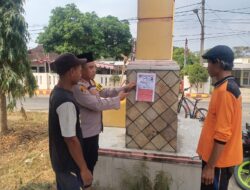 Upaya Meningkatkan Partisipasi Masyarakat, Kapolsek Palasah Pasang Famplet Binluh Untuk Menjadi Anggota Polisi