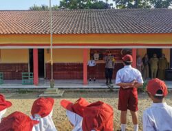 Kanit Binmas Polsek Palasah Jadi Pembina Upacara, Sampaikan Pesan Kamtibmas di SDN Tarikolot