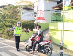 Satlantas Polsek Cikijing Tegur Secara Humanis Pengendara Sepeda Motor Yang Tidak Pakai Helm.