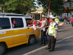 Satlantas Polres Majalengka dan TKSK Dinsos Majalengka Bagikan Bendera Merah Putih sebagai Wujud Semangat Kebangsaan