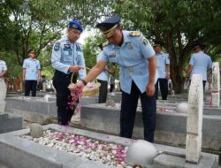 Momen Plh. Kakanwil Kemenkumham Aceh Tabur Bunga di TMP Banda Aceh
