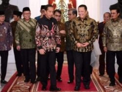 Presiden Jokowi Terima Pimpinan MPR di Istana Merdeka