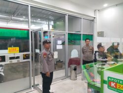 Sambangi Apotek, Personil Polsek Cikijing Himbau Tak Jual Bebas Obat yang Dilarang Pemerintah.