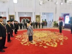 Presiden RI Joko Widodo (Jokowi) Menganugerahkan Tanda Kehormatan Kepada 18 Orang Tokoh.