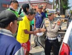 Sat Lantas Polres Majalengka Gelar Kegiatan Jumat Berbagi: Membagikan Nasi Box kepada Masyarakat Kurang Mampu