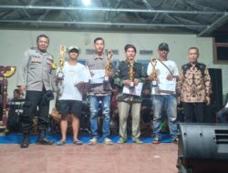 Hadir Ditengah Masyarakat, Bhabinkamtibmas Hadiri Malam Puncak Peringatan HUT Kemerdekaan RI ke 78