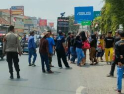 Jajaran Polsek Jatiwangi Laksanakan Pengamanan Karnaval Warga Desa Ciborelang dalam Peringatan HUT Kemerdekaan RI ke 78