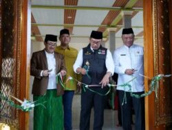 GUBERNUR JAWA BARAT RIDWAN KAMIL RESMIKAN MASJID AL KAROMAH DAN SANTUNI ANAK YATIM PIATU