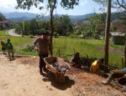 Bhabinkamtibmas Polsek Cingambul Ikut Gotong Royong Bangun Irigasi Bersama Warga
