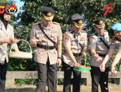 JELANG HUT KE-75, POLWAN POLDA JABAR ZIARAH KE TAMAN MAKAN PAHLAWAN