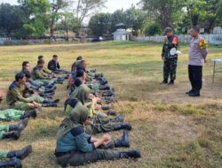 Mantapkan Kinerja Linmas, Babinsa Kelurahan Tipes Berikan Materi Penyegaran Kepada Linmas