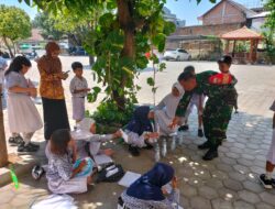 Babinsa Jayengan Pacu Semangat Belajar Serta Berikan Motivasi Kepada Adik-adik Sekolah Dasar.