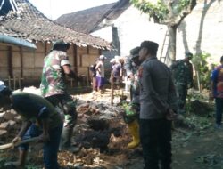 Babinsa Simo Turut Karya Bhakti Rehap Rumah Warga