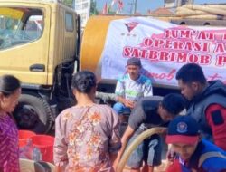 Sat Brimob Polda Jabar Hadir Bantu Masyarakat Salurkan Air Bersih