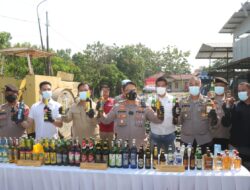 Polres Indramayu Polda Jabar Hancurkan Ribuan Botol Miras Melalui Pemusnahan Alat Berat