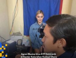 Momen Agnez Mo Bikin e-KTP di Kelurahan Kedoya Utara