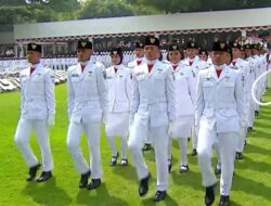 Sepatu Terlepas, Pembawa Baki Bendera Lilly Indriani Fokus Bertugas