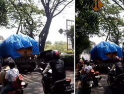 Gagal Salip Truk, Pikap Terpental dan Tabrak Pemotor di Depok