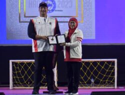 Hadiri Peringatan Haornas Jatim di Kediri, Menpora Dito Serahkan Penghargaan kepada Gubernur Khofifah