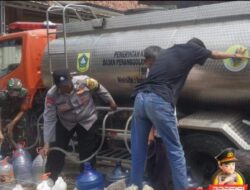 Polsek Rumpin dan BPBD Bantu Air Bersih Pada Warga Terdampak Kekeringan di Rumpin Bogor