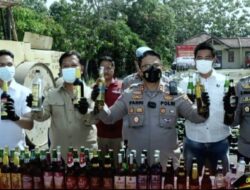 Polres Indramayu Hancurkan Ribuan Botol Miras Melalui Pemusnahan Alat Berat