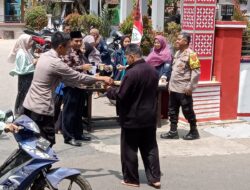 Jum’at Berkah, Kapolsek Cikijing Bersama Kepala Desa Banjaransari Dan Mahasiswa UNISA Bagikan Makanan Gratis kepada Warga
