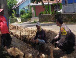Bhabinkamtibmas Polsek Sindangwangi Sambangi Warga yang Sedang Membangun Selokan