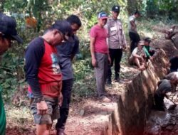 Kabidhumas Polda Jabar : Polisi Bersama Kodim 0613/Ciamis, Karya Bakti Bersihkan Saluran Air